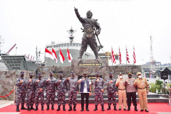 Kunjungi KRI Teluk Bintuni-502, Sandi Teringat Saat Berwisata di Pearl Harbor - JPNN.COM