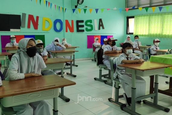 PTM Terbatas di Jakarta, Siswa Senang, Guru Makin Bersemangat - JPNN.COM