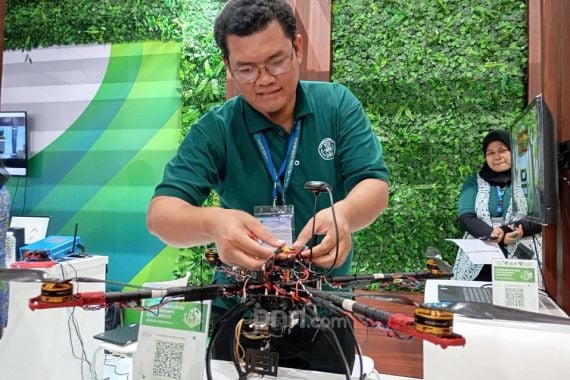 Kemendikbudristek Hadirkan Drone Pendeteksi Penyakit Tanaman Padi di HEPCON 2024 - JPNN.COM