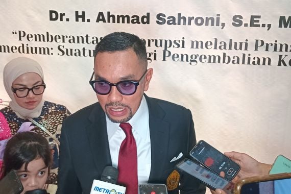 Kaji Pemberantasan Korupsi melalui Prinsip Ultimum Remedium, Ahmad Sahroni Raih Gelar Doktor - JPNN.COM