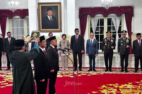 Jokowi Lantik Gus Ipul Jadi Mensos RI Pengganti Tri Rismaharini - JPNN.COM