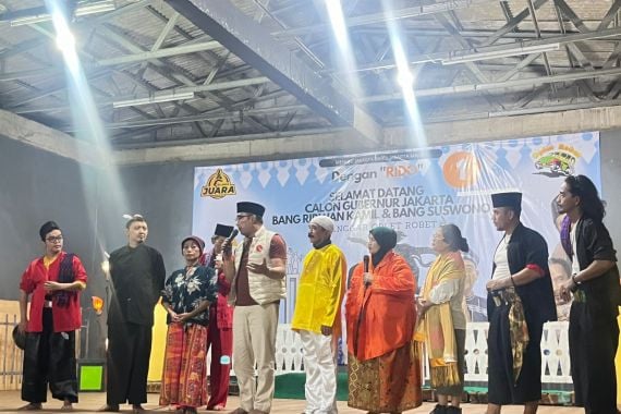 Datang ke Sanggar Betawi, Ridwan Kamil Berpantun hingga Main Lenong - JPNN.COM