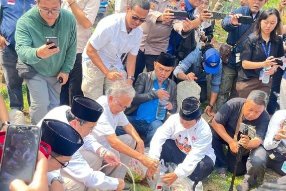 Hari Pertama Kampanye, Ridwan Kamil-Suswono Ziarah ke Makam MH Thamrin-Benyamin Sueb - JPNN.COM