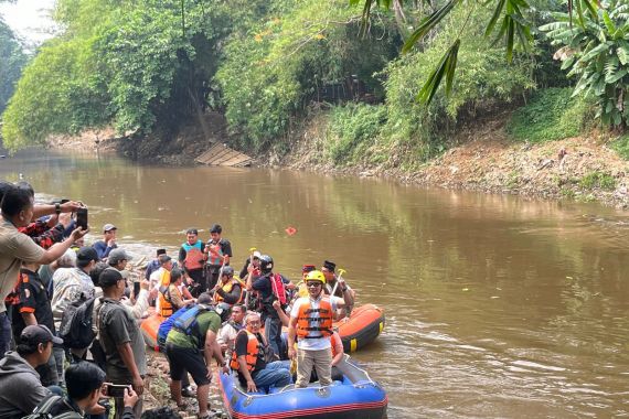 Ridwan Kamil Menyusuri Sungai Ciliwung, Ada Banyak Sampah, Ogah Pakai Rompi Merah - JPNN.COM