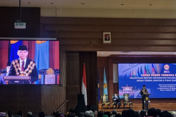 Unpad Lantik Rektor Baru, Pj Gubernur Jabar Sampaikan Pesan Ini - JPNN.COM