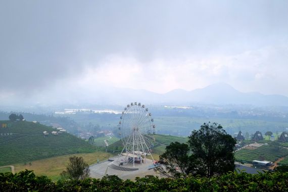 Melihat Keindahan Kebun Teh Pangalengan dari Atas Bianglala Raksasa, Konon Tertinggi se-Asia - JPNN.COM