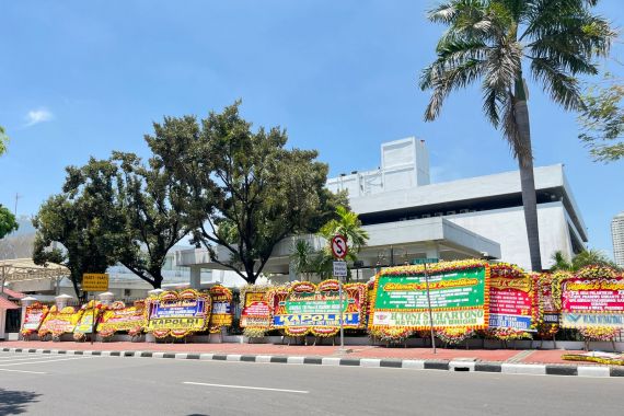 Karangan Bunga Ucapan Selamat Kepada Prabowo Padati Komplek Istana Negara - JPNN.COM