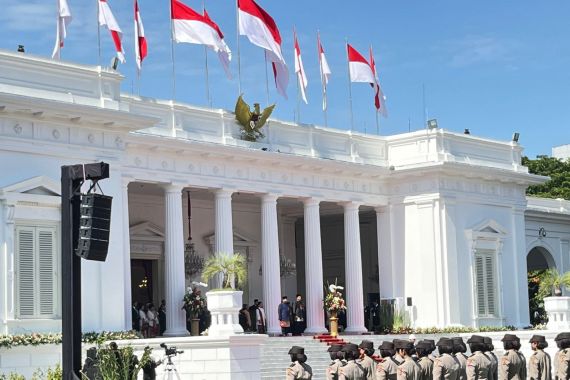 Prabowo Antarkan Jokowi ke Bandara untuk Pulang ke Solo - JPNN.COM