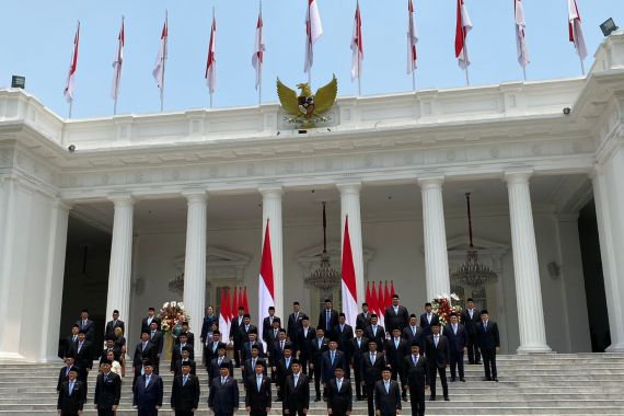 Foto Perdana Prabowo dan Para Menteri di Istana, Kompak Pakai Dasi Biru - JPNN.COM