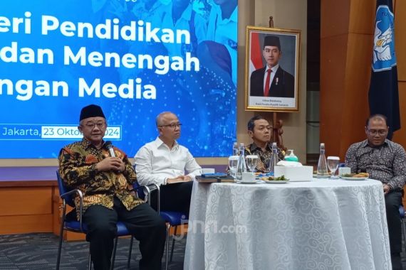 Kabar Gembira dari Mendikdasmen Abdul Mu'ti Bagi Guru Honorer, Anggaran 2025 Aman - JPNN.COM