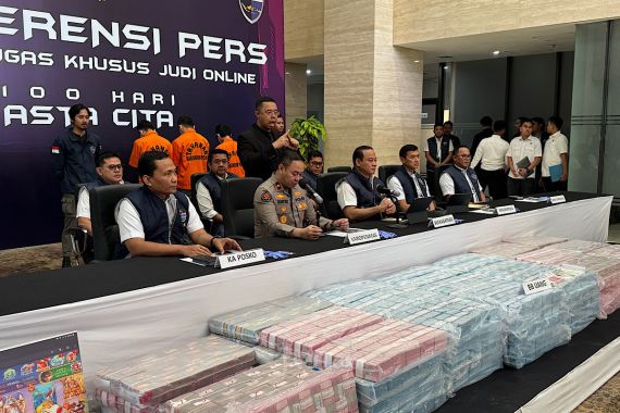 Bareskrim Gulung 3 Tersangka Judi Online Jaringan China, Lihat Barbuknya - JPNN.COM