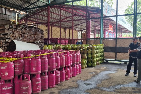 10 Ribu Tabung Gas Elpiji Oplosan Hasil Sitaan di Indramayu Dibawa Polda Jabar ke Bandung - JPNN.COM