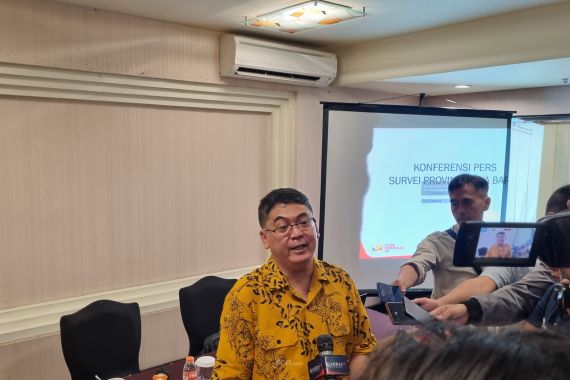 Survei LSI Denny JA: Elektabilitas Dedi-Erwan Masih Tertinggi di Pilkada Jabar 2024 - JPNN.COM