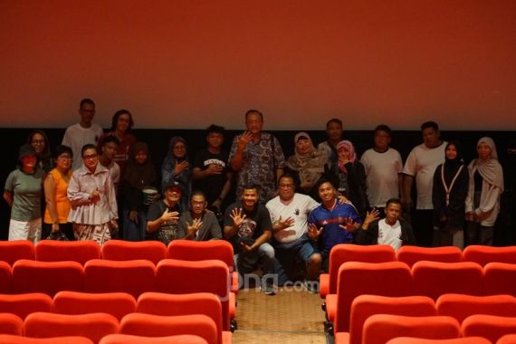 Bangun Konektivitas, Calon Ketum ILUNI FHUI Nonton Musik dan Nobar Alumni - JPNN.COM