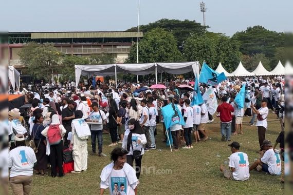 Kampanye Akbar Ridwan Kamil-Suswono, Warga Bawa Bendera Wajah Gibran - JPNN.COM