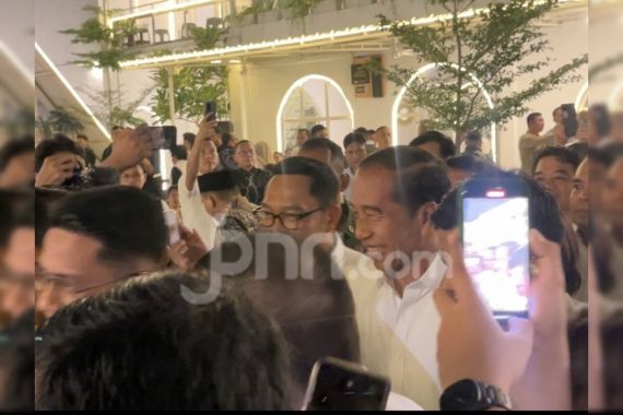 Jokowi Nongkrong Bareng Ridwan Kamil di Jakarta, Influencer Juga Ikut - JPNN.COM