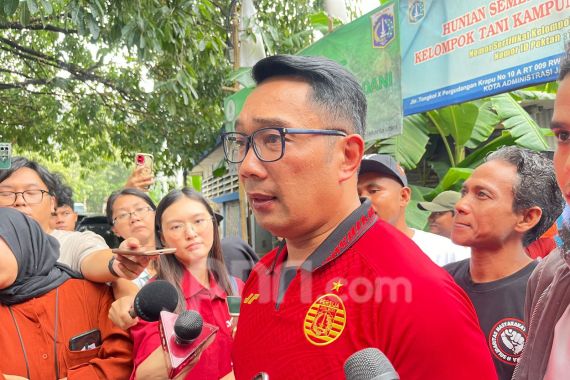 Ditantang Ketum Jakmania, Ridwan Kamil Pamer Pakai Jersi Persija - JPNN.COM