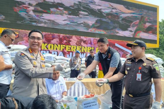 Polda Jabar Bongkar Pabrik Pembuatan Pupuk Palsu di Bandung Barat, Modus Pakai Bahan Baku Semen - JPNN.COM