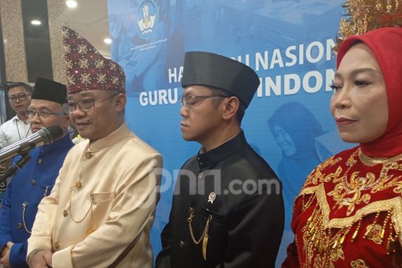 Mendikdasmen Abdul Mu'ti: Jangan Ada Lagi Guru yang Dipidana - JPNN.COM