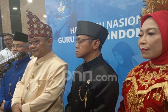 Mendikdasmen Abdul Mu'ti Ungkap 295 Ribu Guru Belum Sarjana, Solusinya Sudah Disiapkan - JPNN.COM