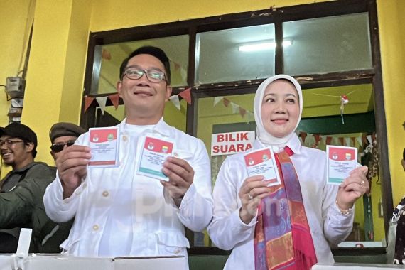 Ridwan Kamil dan Istrinya Nyoblos Pilkada di Bandung - JPNN.COM