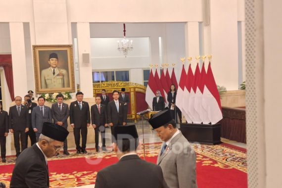 Prabowo Lantik Pimpinan dan Dewas KPK - JPNN.COM