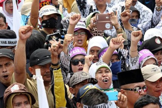 Pak Jokowi, Wacana 3 Periode dan Kenaikan Harga Bisa Picu Demo Besar - JPNN.COM