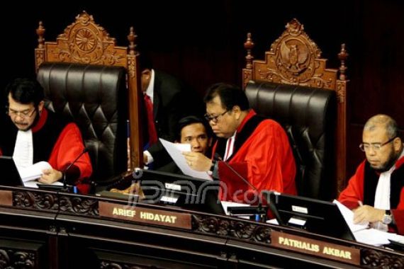 Dua Hakim MK Digarap KPK - JPNN.COM