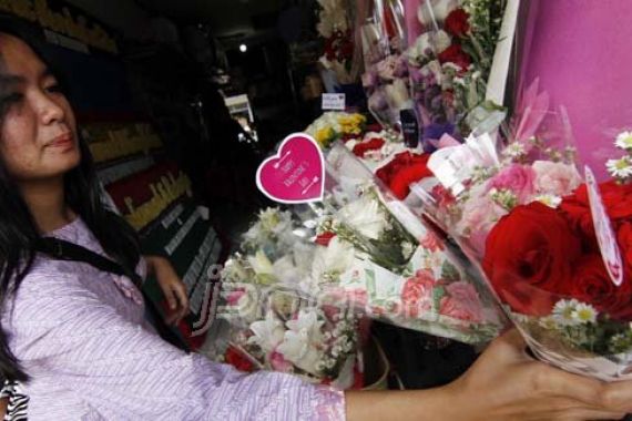 Terima Kasih untuk Para Pria Romantis di Hari Valentine, Bikin Laris Bunga Mawar - JPNN.COM