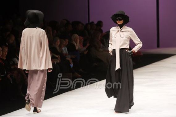 8 Desainer Pamerkan Koleksi di Indonesia Fashion Week - JPNN.COM