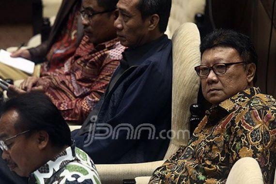 Menteri Tjahjo Ancam Polisikan Orator Wanita Pendukung Ahok Sebut Rezim Jokowi Parah - JPNN.COM