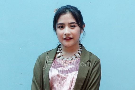 Prilly Latuconsina enggak Pengin Nikah? - JPNN.COM