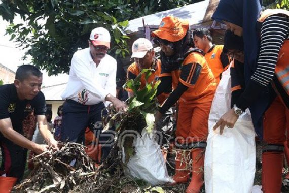 Suka Duka Pasukan Oranye, Keluar Masuk Got Sudah Biasa - JPNN.COM