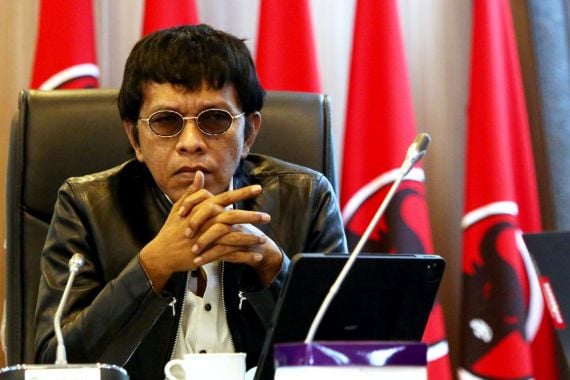 Soal Sikap Ketum PDIP Tentang Hak Angket, Adian: Keberanian Ibu Megawati Sama Seperti 25 Tahun Lalu - JPNN.COM