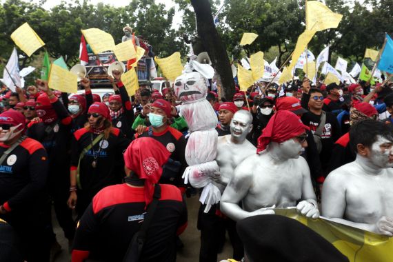 Temui Massa Buruh, Anak Buah Jokowi Janji Tindaklanjuti Tuntutan Demonstran - JPNN.COM