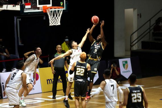 Kejutan, Pacific Caesar Surabaya Permalukan RANS PIK Basketball - JPNN.COM