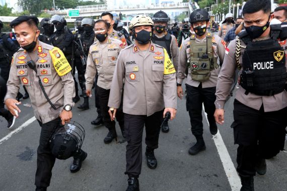 Ade Armando & 6 Polisi Dikeroyok Pedemo di DPR, Irjen Fadil: Kami Buru Pelaku Malam Ini - JPNN.COM