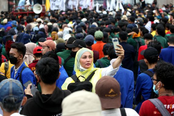 Emak-Emak Berjaket We Are With IBHRS Ikut Demo Mahasiswa, nih Respons Aziz Yanuar - JPNN.COM