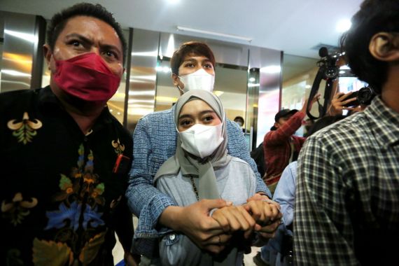 Rizky Billar Tersangka, Lesti Kejora Datangi Polres Metro Jakarta Selatan Hari Ini? - JPNN.COM
