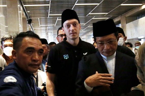 Berkunjung ke Indonesia, Mesut Ozil Dapat Sanjungan dari Anies Baswedan - JPNN.COM