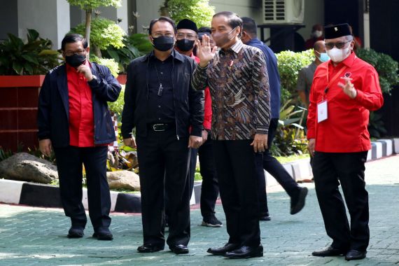 Jokowi Bicara soal Reshuffle Kabinet di Pasar Tanah Abang - JPNN.COM