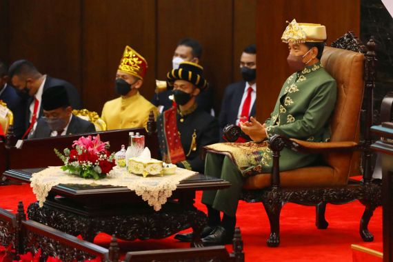 Jokowi Kenakan Baju Adat Paksian Berkelir Hijau di Sidang Tahunan MPR, Filosofinya - JPNN.COM