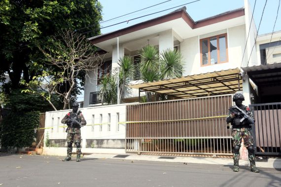 Detik-Detik Romer Melihat Irjen Ferdy Sambo Membawa Pistol ke Rumah di Duren Tiga - JPNN.COM