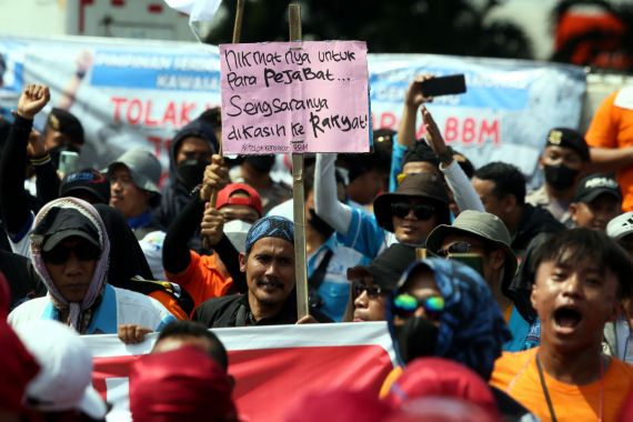 Buruh Menuntut Penurunan Harga BBM, jika Tak Didengar Bakal Mogok Nasional - JPNN.COM