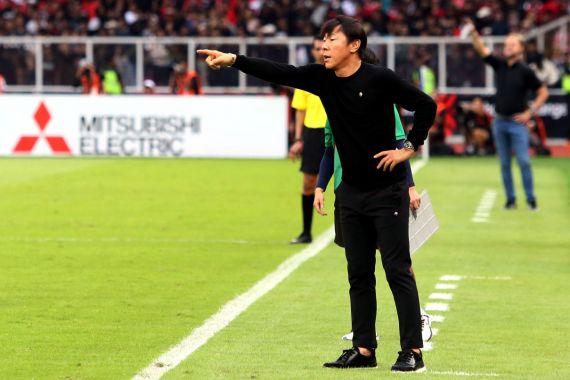 Indonesia vs Vietnam: Cara Elegan Shin Tae Yong Balas Psywar Pelatih Park Hang Seo - JPNN.COM