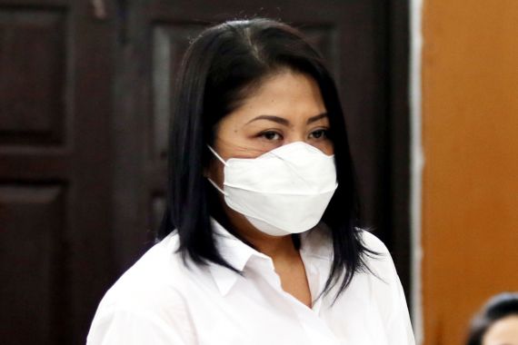 Putri Candrawathi Menutup Telinganya, Dituntut 8 Tahun Penjara, Sebelumnya Terus Menangis - JPNN.COM