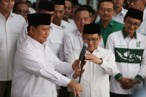 Berdiri di Samping Prabowo, Cak Imin Meminta Doa Seluruh Kiai dan Ulama - JPNN.COM