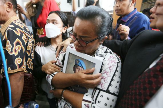 Richard Eliezer Divonis 18 Bulan, Ibu Korban: Biarlah Almarhum Yosua Melihat - JPNN.COM