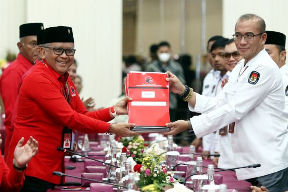 PDIP Setorkan Daftar Bacaleg ke KPU, Ada Pesan dari Bu Mega bagi Penyelenggara Pemilu - JPNN.COM