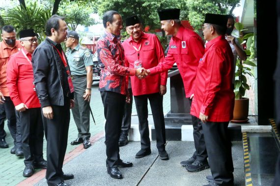 Jokowi Hadir di Rakernas III, Disambut Ganjar yang Ditemani Elite PDIP - JPNN.COM